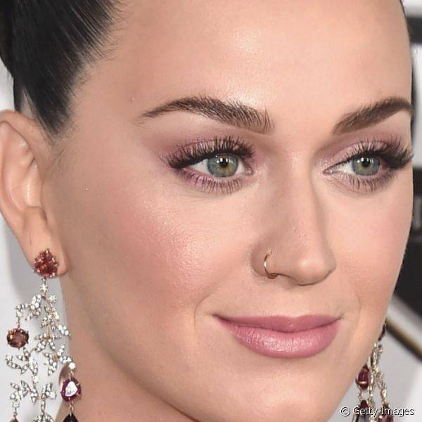 Katy Perry também apostou em uma maquiagem romântica e super feminina, com a sombra rosa esfumada levemente nos cílios inferiores durante uma festa de gala em Los Angeles